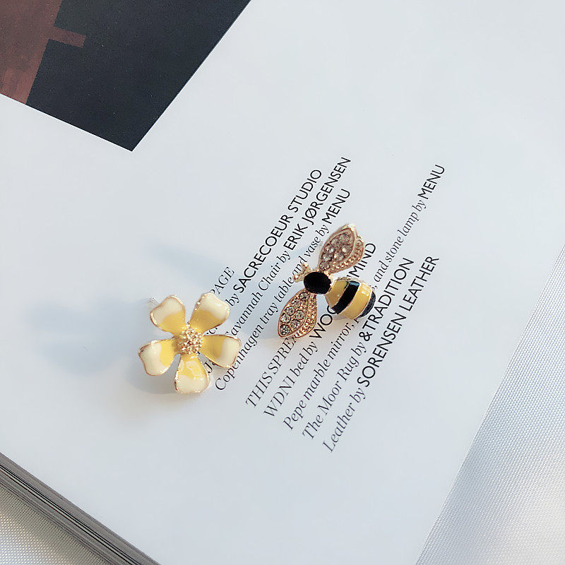2022Fashionable simple sweet cute little bee earrings