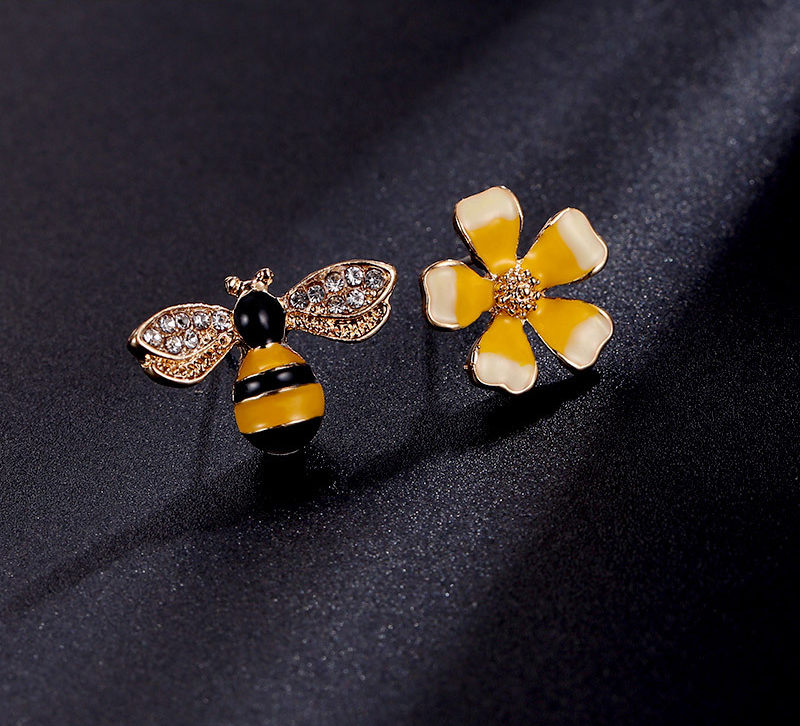 2022Fashionable simple sweet cute little bee earrings